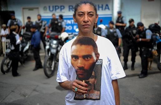 Vi&uacute;va de Amarido exibe a foto do marido morto   (Ag&ecirc;ncia Brasil)