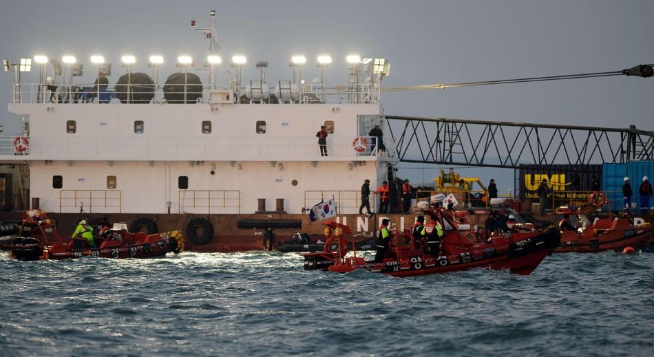As opera&ccedil;&otilde;es de resgate de corpo na balsa que afundou foram suspensas por causa do mau tempo ( Nicolas Asfouri/France Press )