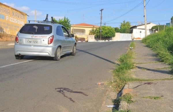 Sangue da crian&ccedil;a que morreu de manh&atilde; ainda estava no asfalto da rua no final da tarde  ( César Rodrigues/AAN)