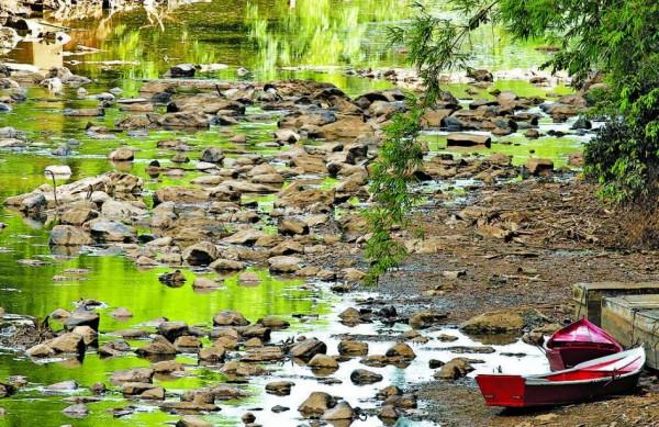 Vista do rio em fevereiro, quando vaz&atilde;o ficou inferior a 4m3/s, e em alguns trechos, &aacute;gua ficou empo&ccedil;ada ( Cedoc/RAC)