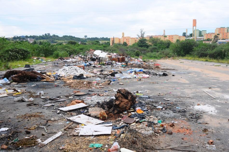 Fiscaliza&ccedil;&atilde;o visa combater entulho jogado em terrenos particular, canteiros e vias p&uacute;blicas (Cedoc/RAC)