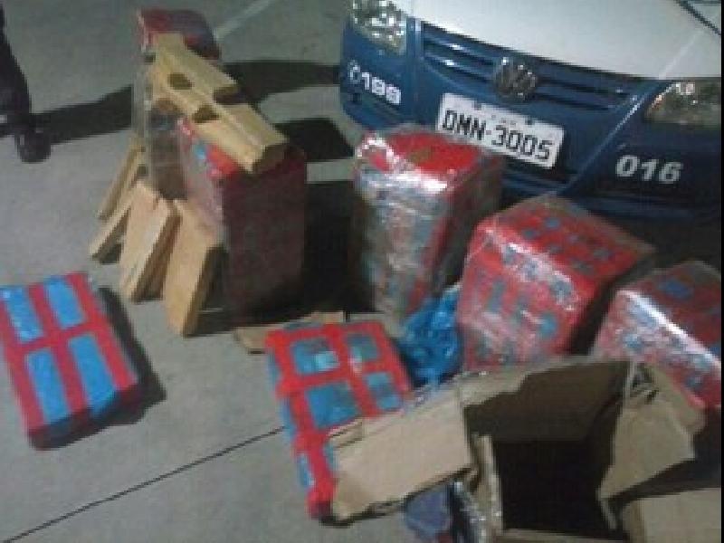250 quilos de maconha estavam escondidos no meio da carga de frango em caminh&atilde;o ( Divulgação/Guarda Municipal)