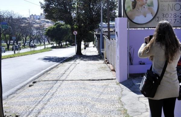 Mulher tira foto de rua de Campinas (Cedoc/ RAC)