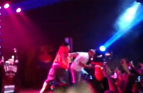Rappers Zap-San (Vermelho) e Projota (Branco) trocaram agress&otilde;es durante show em Indaiatuba (Reprodução/Youtube)