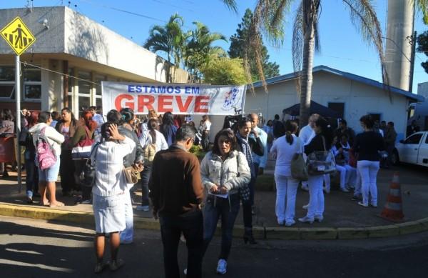 Trabalhadores do Ouro Verde em greve em frente ao hospital nesta segunda-feira (28) ( César Rodrigues/AAN)