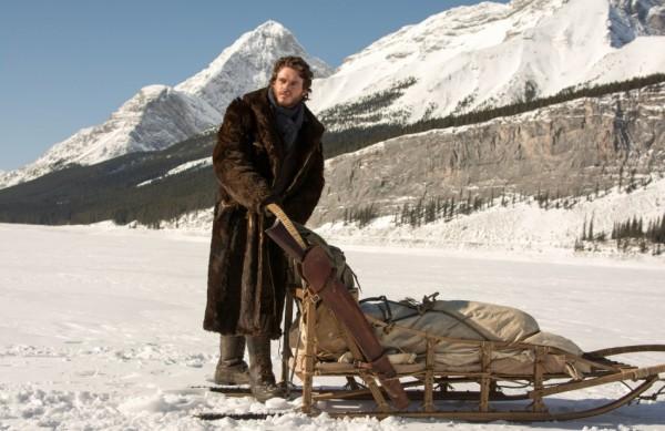 Richard Madden vive Bill Haskell, aventureiro que viaja para a regi&atilde;o onde ocorreu uma corrida do ouro ( Divulgação)