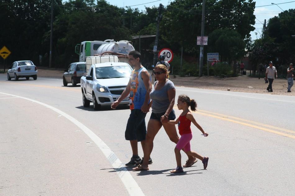 Pedestres se arriscam a atravessar a Rodovia Miguel Melhado, que corta  bairros em Campinas ( Janaína Ribeiro/Especial a AAN )