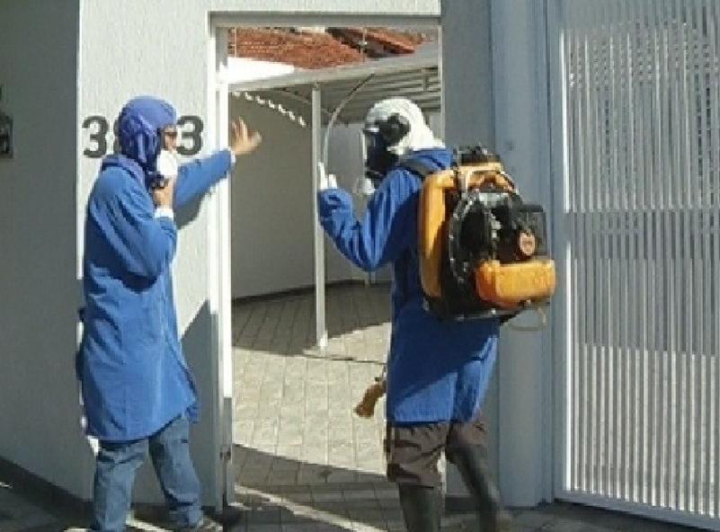Agentes da vigil&acirc;ncia sanit&aacute;ria visitam casas fazendo a pulveriza&ccedil;&atilde;o do local ( Reprodução)
