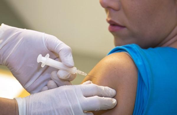 Vacina contra HPV &eacute; aplicada em tr&ecirc;s doses: segunda ser&aacute; seis meses depois da primeira e a terceira, cinco anos ap&oacute;s a primeira dose ( Reprodução)