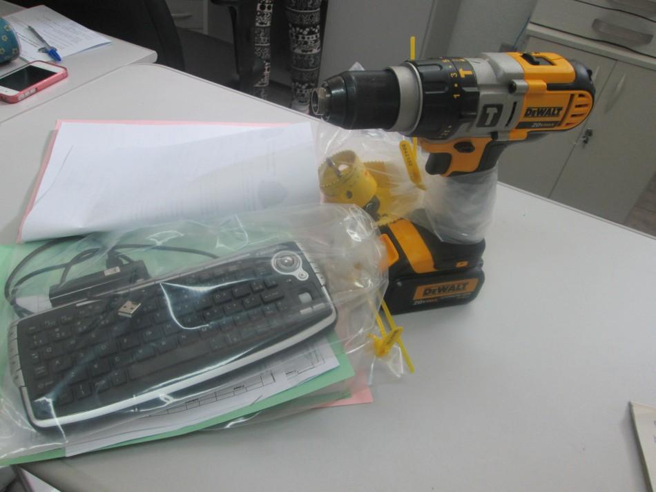Teclado de computador, furadeira e outros equipamentos foram encontrados com a dupla de ladr&otilde;es (Alenita Ramirez/AAN)