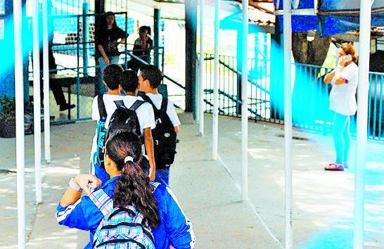 Homem ronda escolas no bairro Parque Santa B&aacute;rbara, em Campinas. ( Janaína Ribeiro/Especial a AAN )