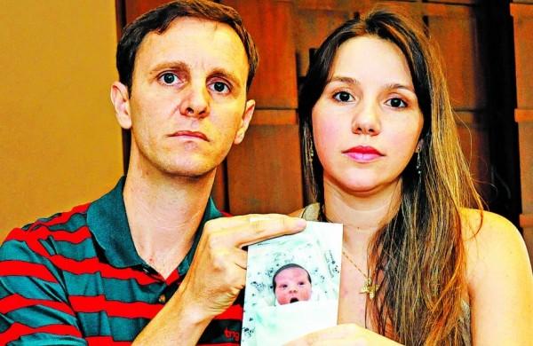 Alexandre e Daniela mostram a foto do filho que morreu de infec&ccedil;&atilde;o  ( Antonio Trivelin/Gazeta de Piracicaba )