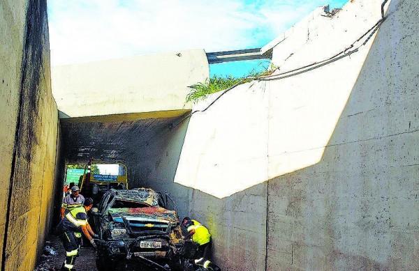 Funcion&aacute;rios da Rota da Bandeiras tentam retirar a caminhonete S-10 (Cesar Rodrigues/ ANN)