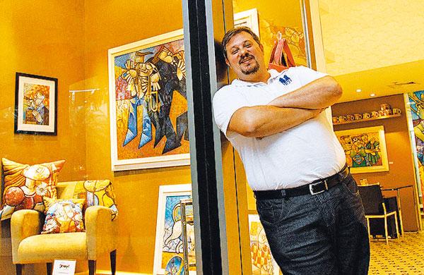 Esteves posa em frente ao seu ateli&ecirc;, em Campinas; acima, obra do artista  ( Rodrigo Zanotto/AAN)