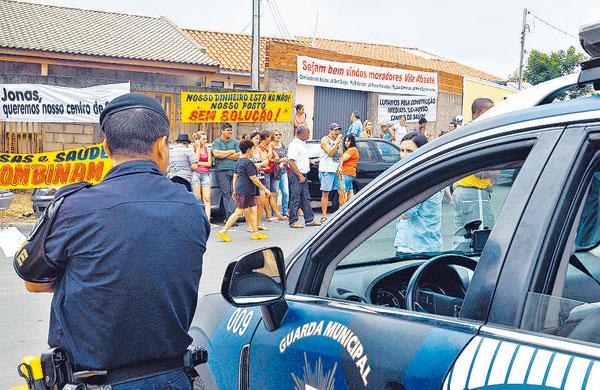 Guarda Muncipal observa protesto que reuniu moradores da regi&atilde;o do San Diego e Nova Mercedes ( Dominique Torquato/AAN)