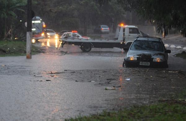 Carro teve que ser retirado de guincho em trecho alagado da Av. Jesu&iacute;no Marcondes Machado (Elcio Alves/ AAN )