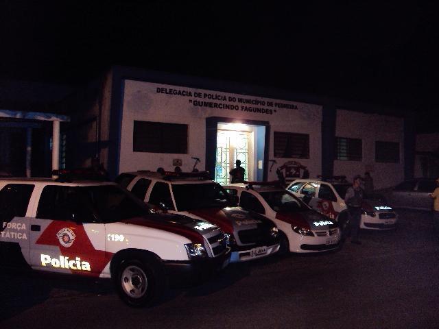 Dupla foi presa pela PM enquanto dormia nas obras de um posto de sa&uacute;de e levada para a delegacia de Pedreira ( Cedoc/RAC)