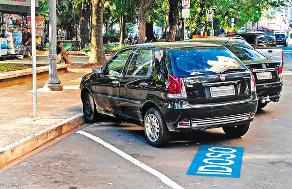 At&eacute; o dia 28 de mar&ccedil;o, as agentes da Zona Azul ir&atilde;o distribuir panfletos &agrave; motoristas sobre campanha que pede respeito &agrave;s vagas em Piracicaba ( Antonio Trivelin/Gazeta de Piracicaba )