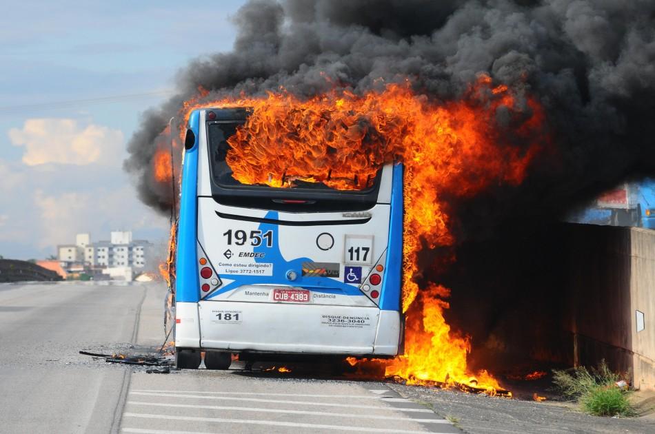 As chamas destru&iacute;ram o &ocirc;nibus; preju&iacute;zo foi de R$ 300 mil (Elcio Alves/ AAN )