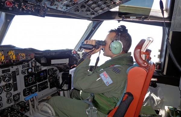 Piloto da For&ccedil;a A&eacute;rea da Austr&aacute;lia busca o avi&atilde;o da Malaysia Airline que sumiu (AFP)