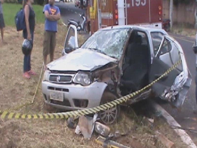 Motorista do Palio passou por cirurgia e est&aacute; internado em estado grave ( Divulgação)