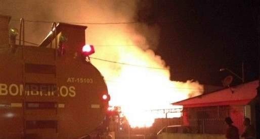Cinco viaturas dos bombeiros atuaram no combate &agrave;s chamas ( Divulgação)