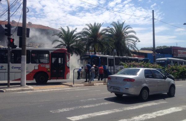 Motorista tenta apagar o fogo do motor, que sofreu uma pane na avenida Jo&atilde;o Jorge (Natália Martins)