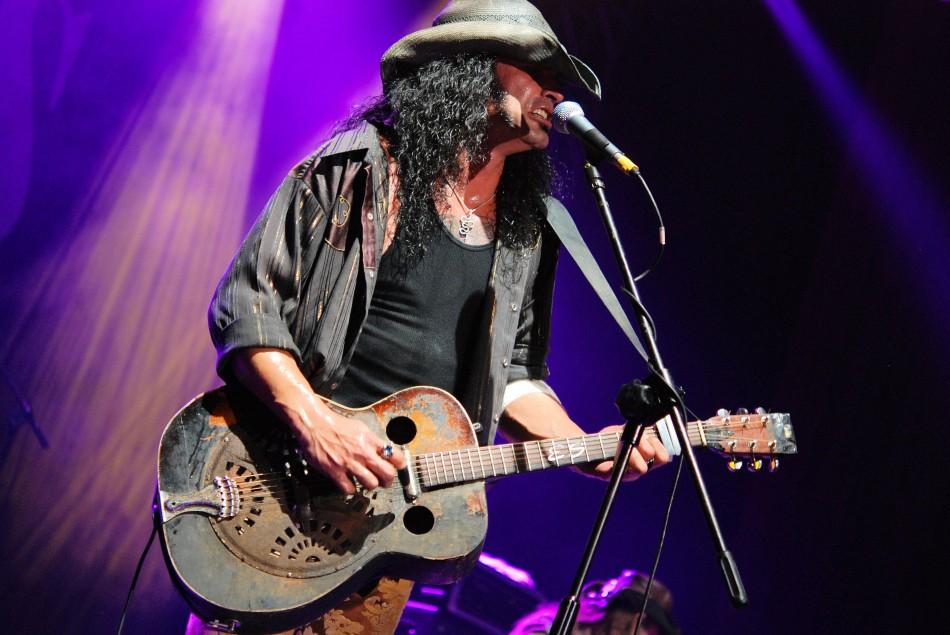 O m&uacute;sico norte-americano Eric Sardinas faz show na Pedreira ( Divulgação)