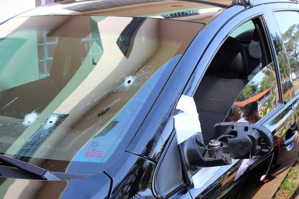 Um dos disparos feito pelo assaltante acertou o vidro do carro do guarda ( Divulgação)
