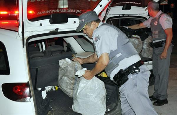 Policiais militares recolhem os sacos pl&aacute;sticos com 179 quilos de maconha, apreendidos no in&iacute;cio da noite desta ter&ccedil;a (JB Anthero/Gazeta de Limeira)