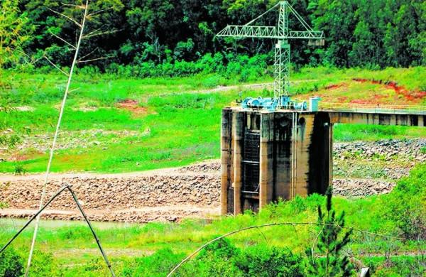 Represa da Cachoeira seca; pedras e fundo &agrave; mostra em ponto de capta&ccedil;&atilde;o  ( Divulgação)