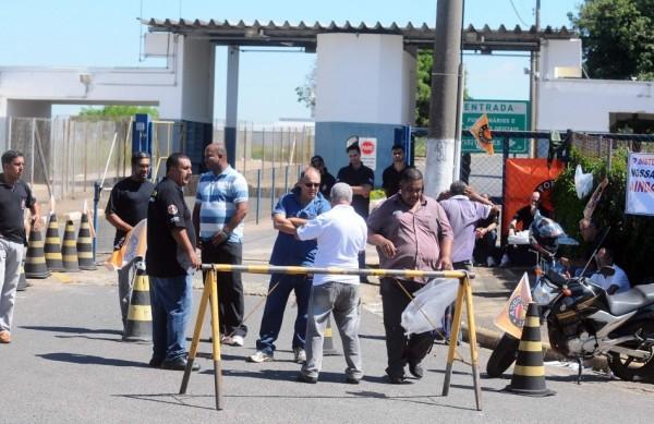 Agentes protestam contra as condi&ccedil;&otilde;es de trabalho em Hortol&acirc;ndia  ( Dominique Torquato/AAN)