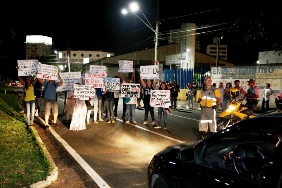 Pais e alunos da Etec Bento Quirino fizeram protesto na Avenida Orosimbo Maia ( Rodrigo Zanotto/Especial para AAN)