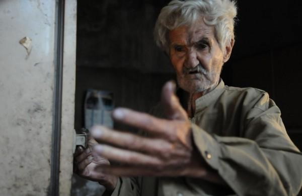 Benedito Fumbela, de 80 anos, na porta da casa em condi&ccedil;&otilde;es prec&aacute;rias ( Edu Fortes/AAN)