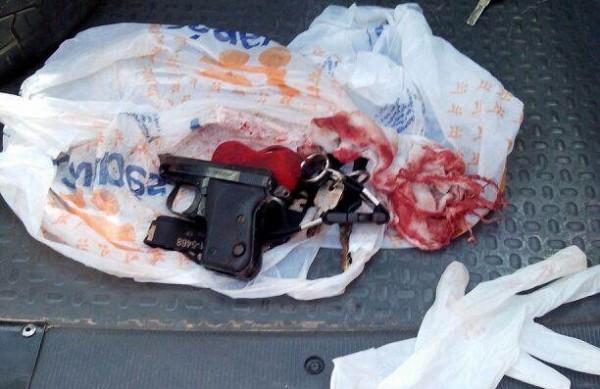 A arma do crime e as chaves do casal foram recolhidas pela pol&iacute;cia junto a uma sacola do supermercado  (Reprodução/ O Popular/ Letícia Guimarães)