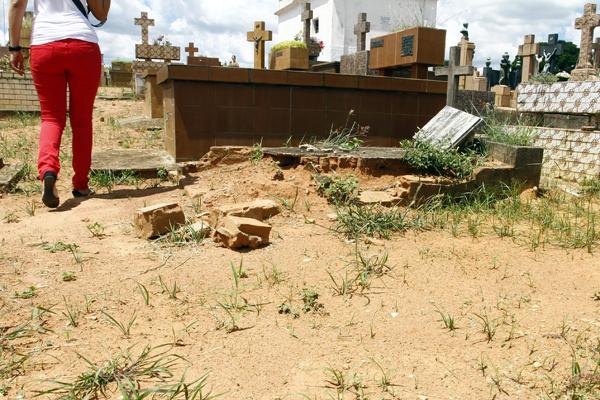 Abandono e cenas de vandalismo estão espalhadas por todo Cemitério da Saudade, em Campinas ( Gustavo Tilio/Especial para a AAN)