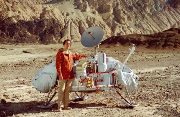 Carl Sagan ao lado de uma reprodu&ccedil;&atilde;o de uma sonda Viking, no epis&oacute;dio 5, 'Os Segredos de Marte', da s&eacute;rie Cosmos ( Divulgação)