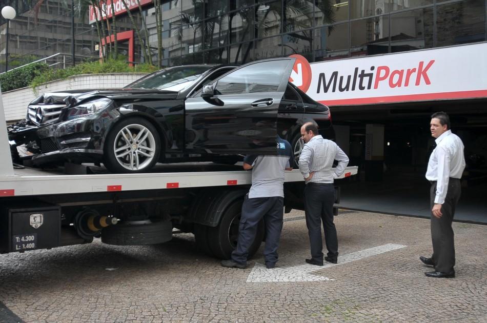 Frente do Mercedes-Benz ficou bastante danificada no acidente ( Leandro Ferreira/AAN)