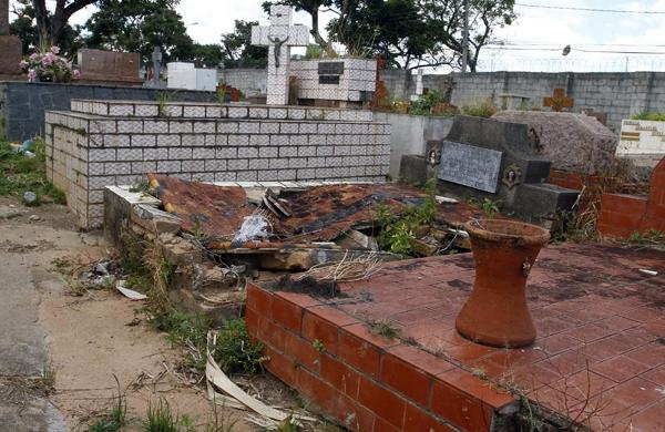 Abandono e cenas de vandalismo est&atilde;o espalhadas por todo cemit&eacute;rio  ( Gustavo Tilio/Especial para a AAN)