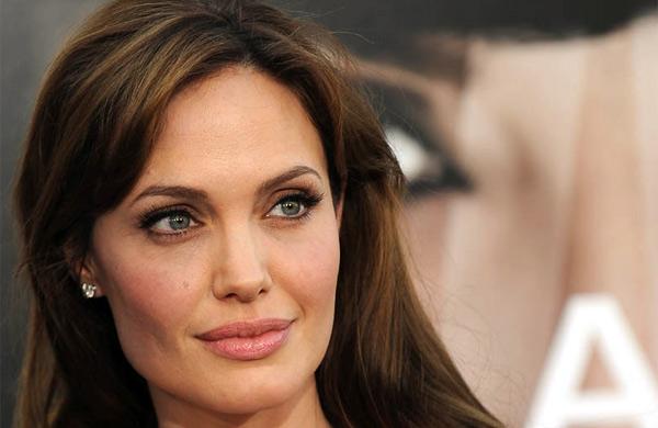 Atriz norte-americana Angelina Jolie, de 38 anos, se submeteu a uma mastectomia dupla preventiva para eliminar o risco de c&acirc;ncer de mama, voltar&aacute; a ser operada (AFP)