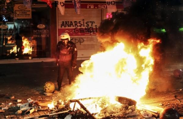 Violentas manifesta&ccedil;&otilde;es em v&aacute;rias cidades turcas para denunciar a morte do jovem  (AFP)