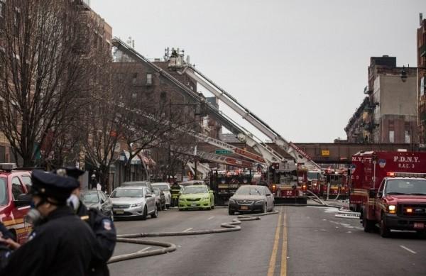 Equipes de bombeiros e de resgate socorrem feridos em explos&otilde;es em Nova York (France Press)