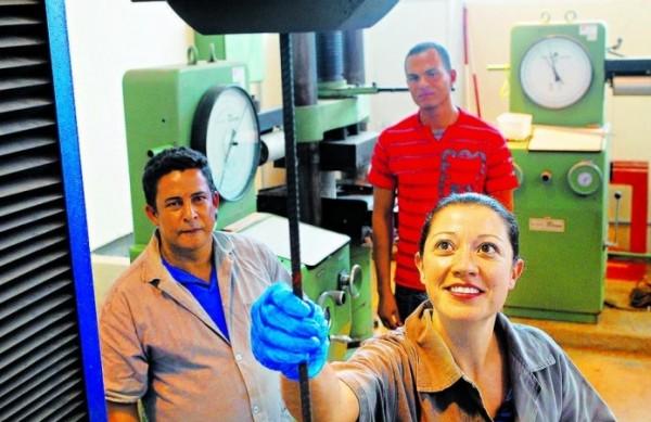 A professora do curso de tecnologia em edifica&ccedil;&otilde;es R&eacute;gia Petitto no laborat&oacute;rio de materiais e estrutura da PUC-Campinas  (Elcio Alves/ AAN )
