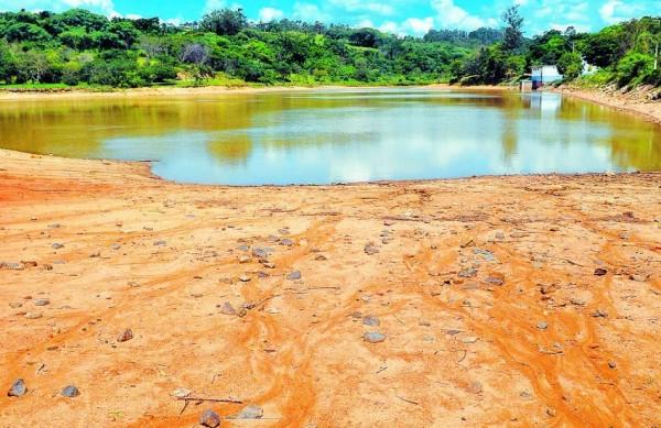 Resta pouca &aacute;gua na represa que abastece a cidade de Vinhedo ( César Rodrigues/AAN)