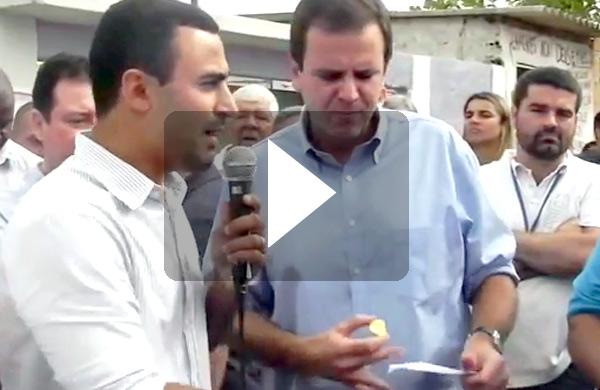 V&iacute;deo: Eduardo Paes &eacute; flagrado jogando resto de fruta na rua ( Reprodução/ YouTube)
