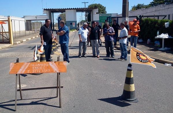 Agentes protestam contra as condi&ccedil;&otilde;es de trabalho, prec&aacute;rias devido &agrave; superlota&ccedil;&atilde;o e &agrave; falta de funcion&aacute;rios (Dorinaldo Oliveira/ Correio Popular)