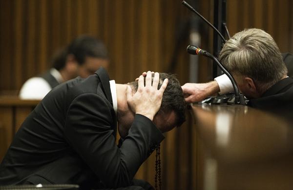 Pistorius cobre os ouvidos durante depoimento de testemunha em julgamento (France Press)
