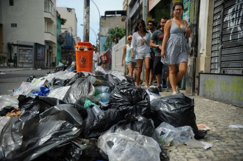 De acordo com os manifestantes, cerca de 60% da categoria parou, de um total de 15 mil funcion&aacute;rios (Agência Brasil)
