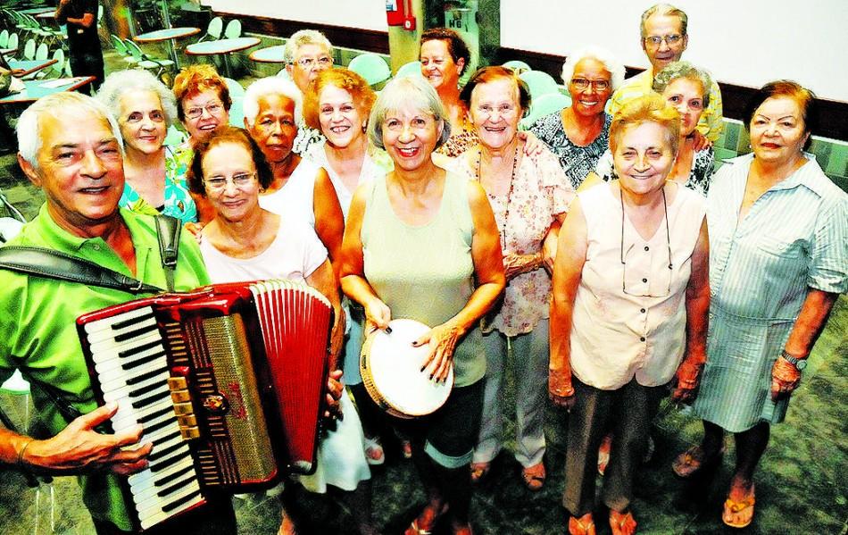 Sanfoneiro Jo&atilde;o Carlos Marcolino e as integrantes do coral do Sesc: prazer de cantar e viver com amigos ( Del Rodrigues/ AAN)
