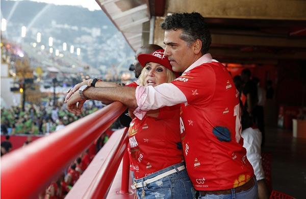Imagens confirmam affair, com troca de beijos e carinhos, entre Gustavo Reis e Susana Vieira ( Divulgação)